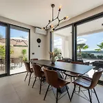 Villa S