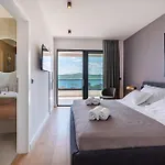 Villa S