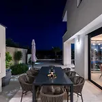 Villa S