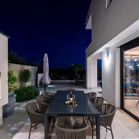 Villa S